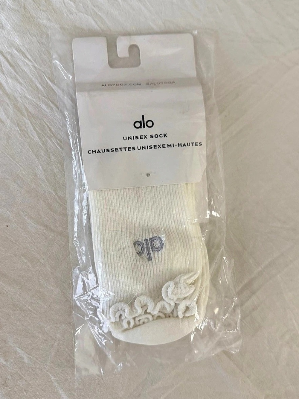 Alo Unisex Ankle Socks in White NWT